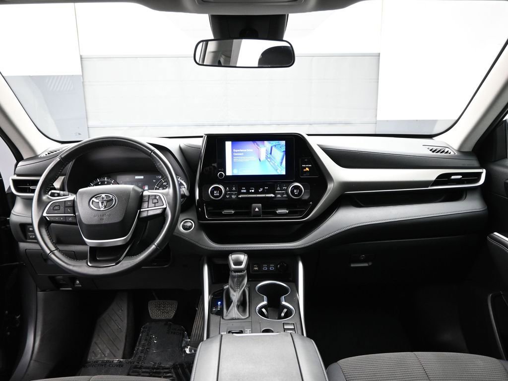Used 2024 Toyota Highlander LE image 25