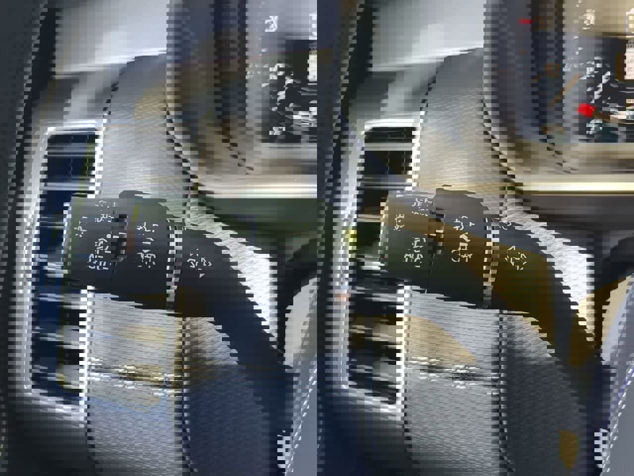 Used 2025 Land Rover Discovery Dynamic SE AWD/4WD image 29