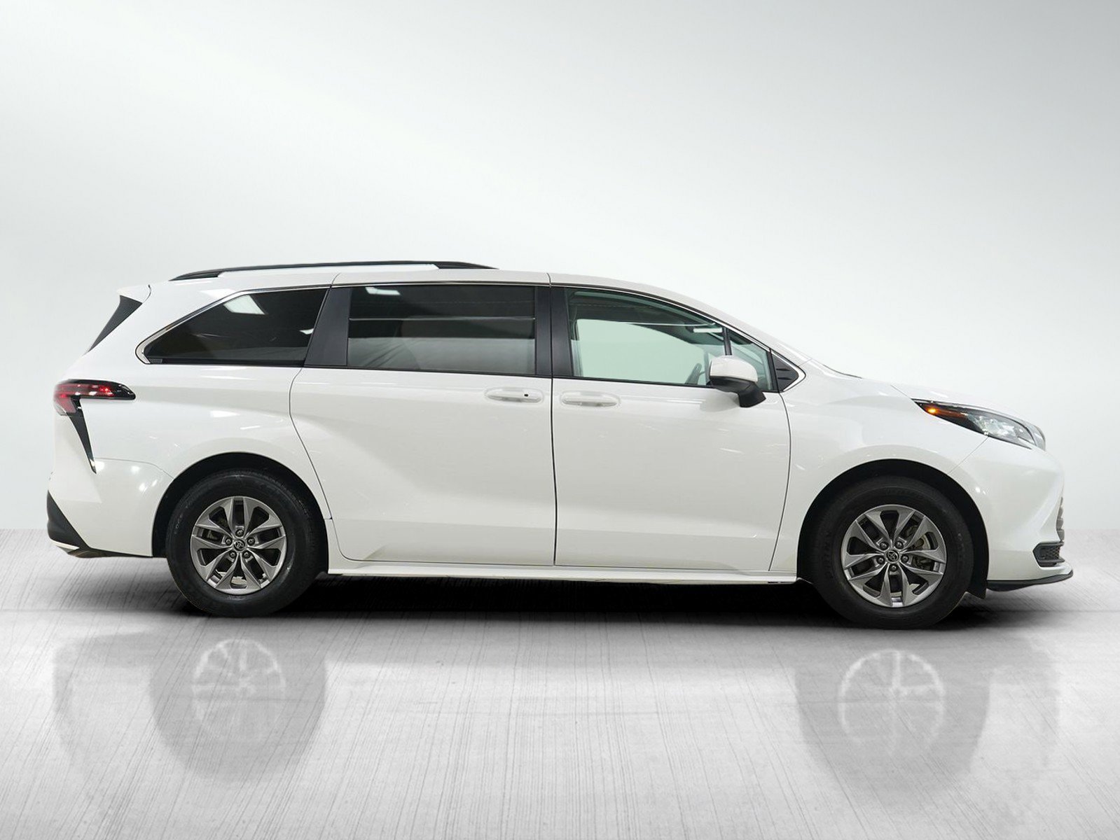 Used 2022 Toyota Sienna LE FWD image 6