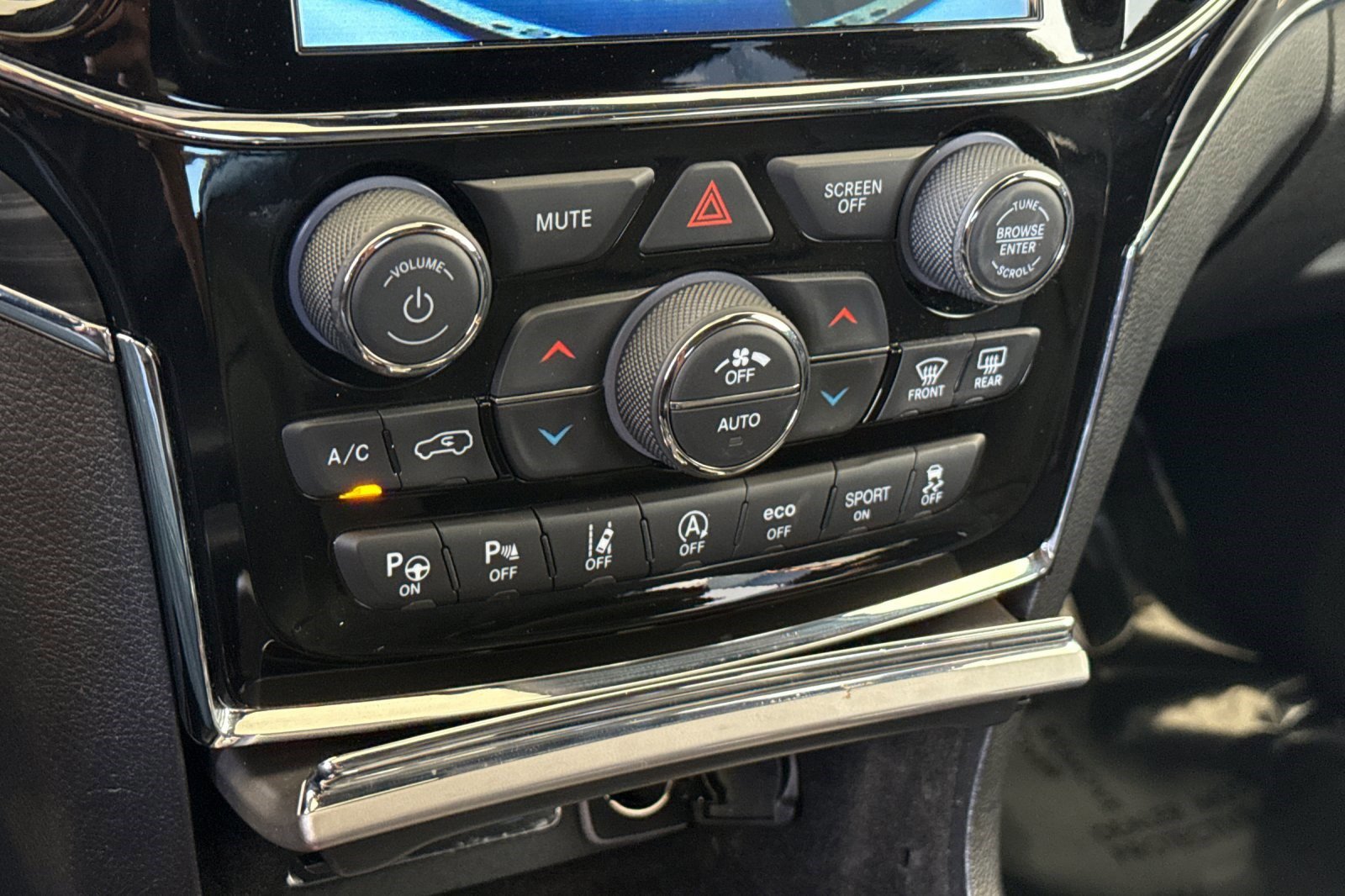 Used 2019 Jeep Grand Cherokee Limited AWD/4WD image 18