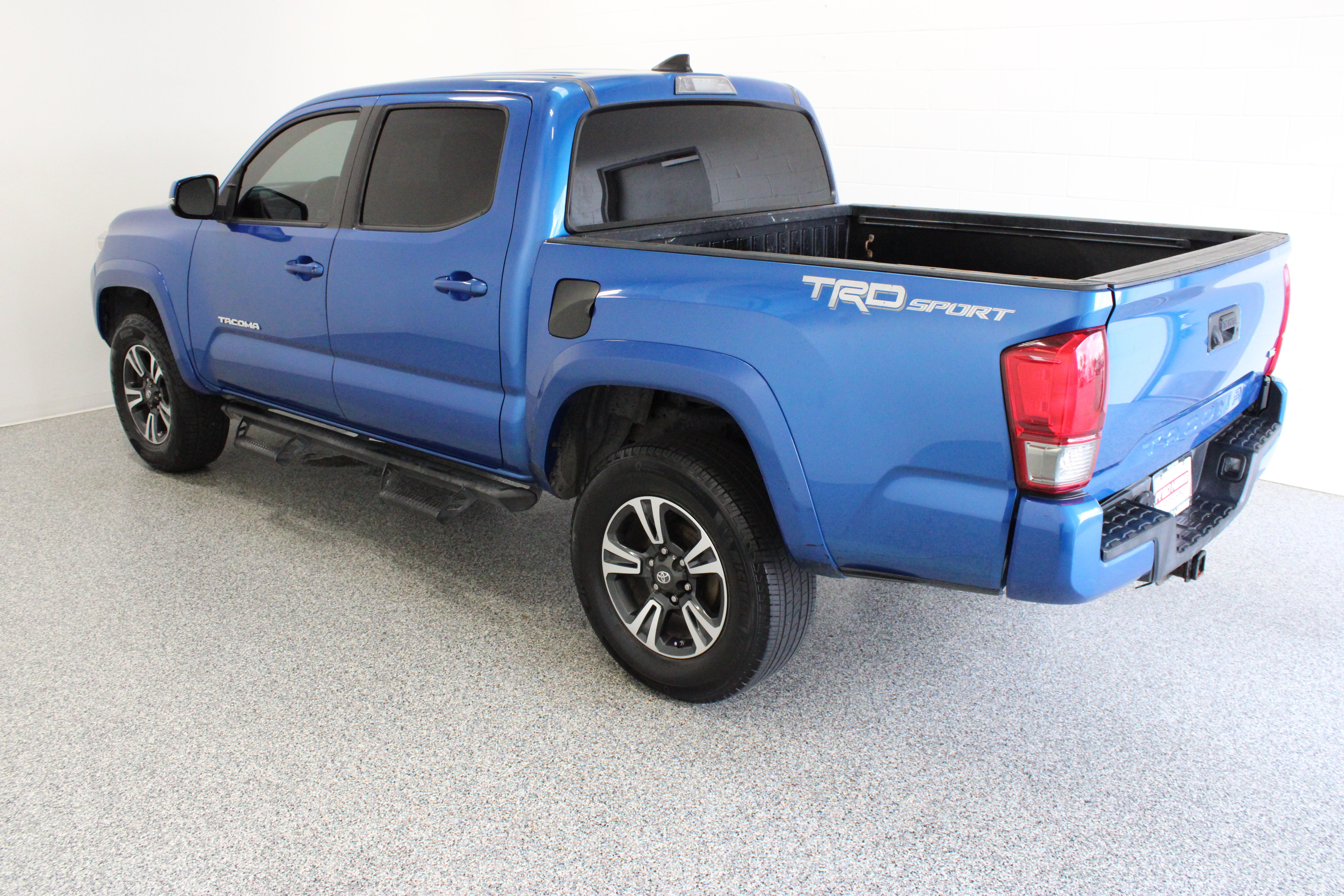 Used 2017 Toyota Tacoma TRD Sport w/ Tow Package RWD image 10