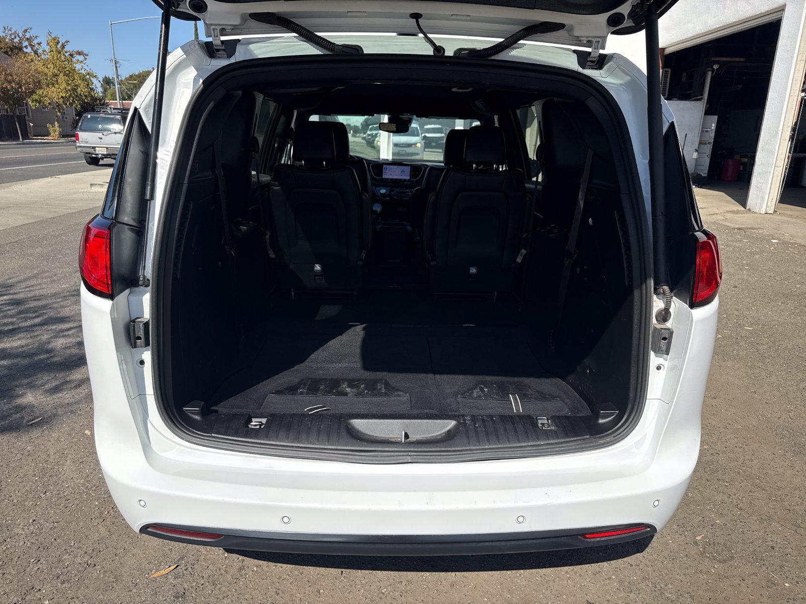 Used 2025 Chrysler Voyager LX FWD image 23