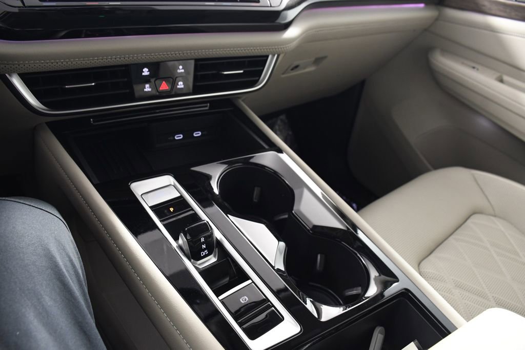 Used 2025 Volkswagen Atlas SEL Premium R-Line image 32