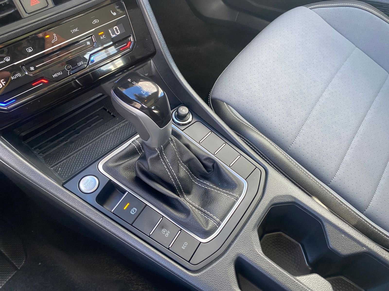 Used 2025 Volkswagen Jetta SE image 41