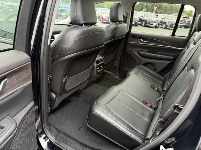 Used 2024 Jeep Grand Cherokee Limited AWD/4WD image 13