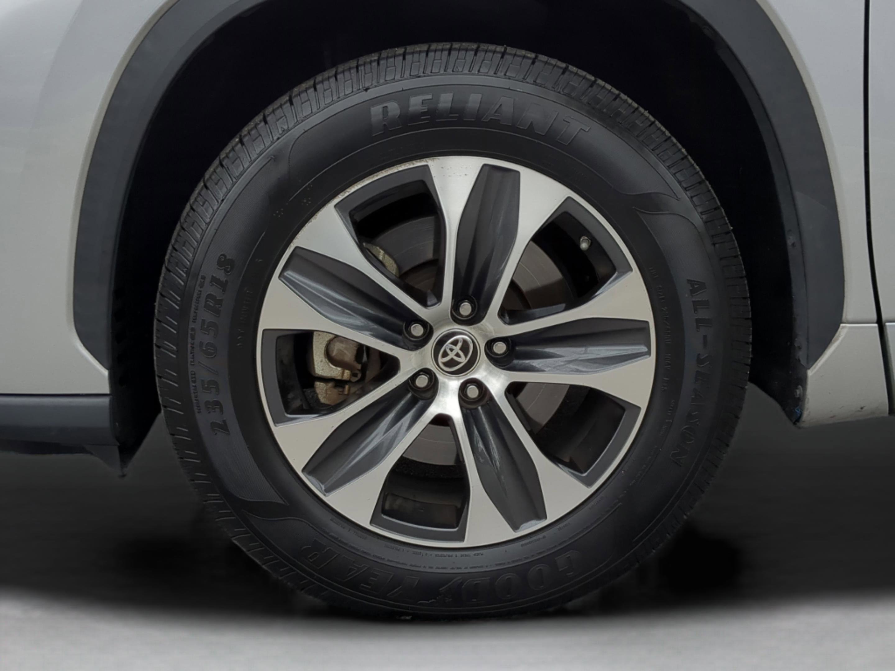 Used 2021 Toyota Highlander XLE FWD image 35