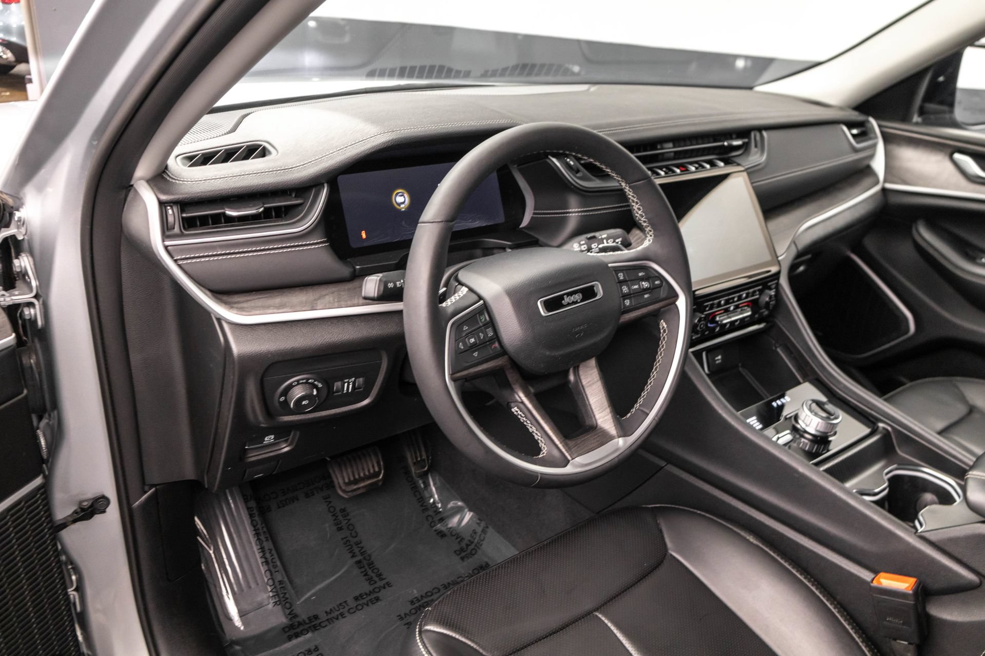 Used 2023 Jeep Grand Cherokee Limited w/ Luxury Tech Group II AWD/4WD image 4