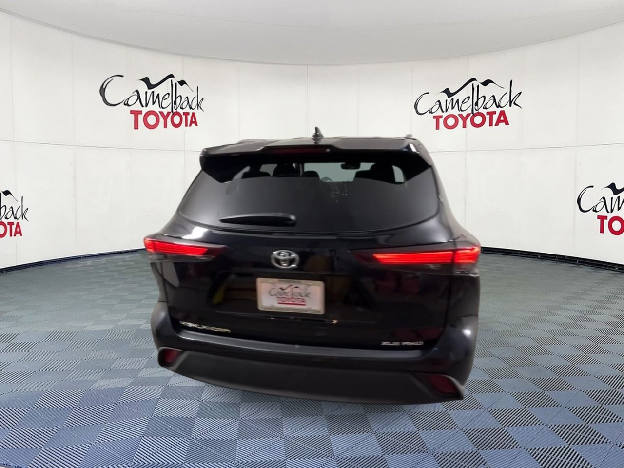 Used 2025 Toyota Highlander XLE AWD/4WD image 9