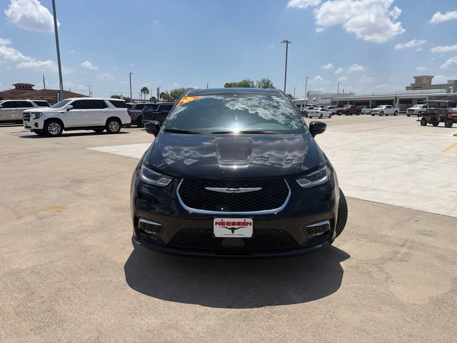 Used 2026 Chrysler Pacifica Limited FWD image 2