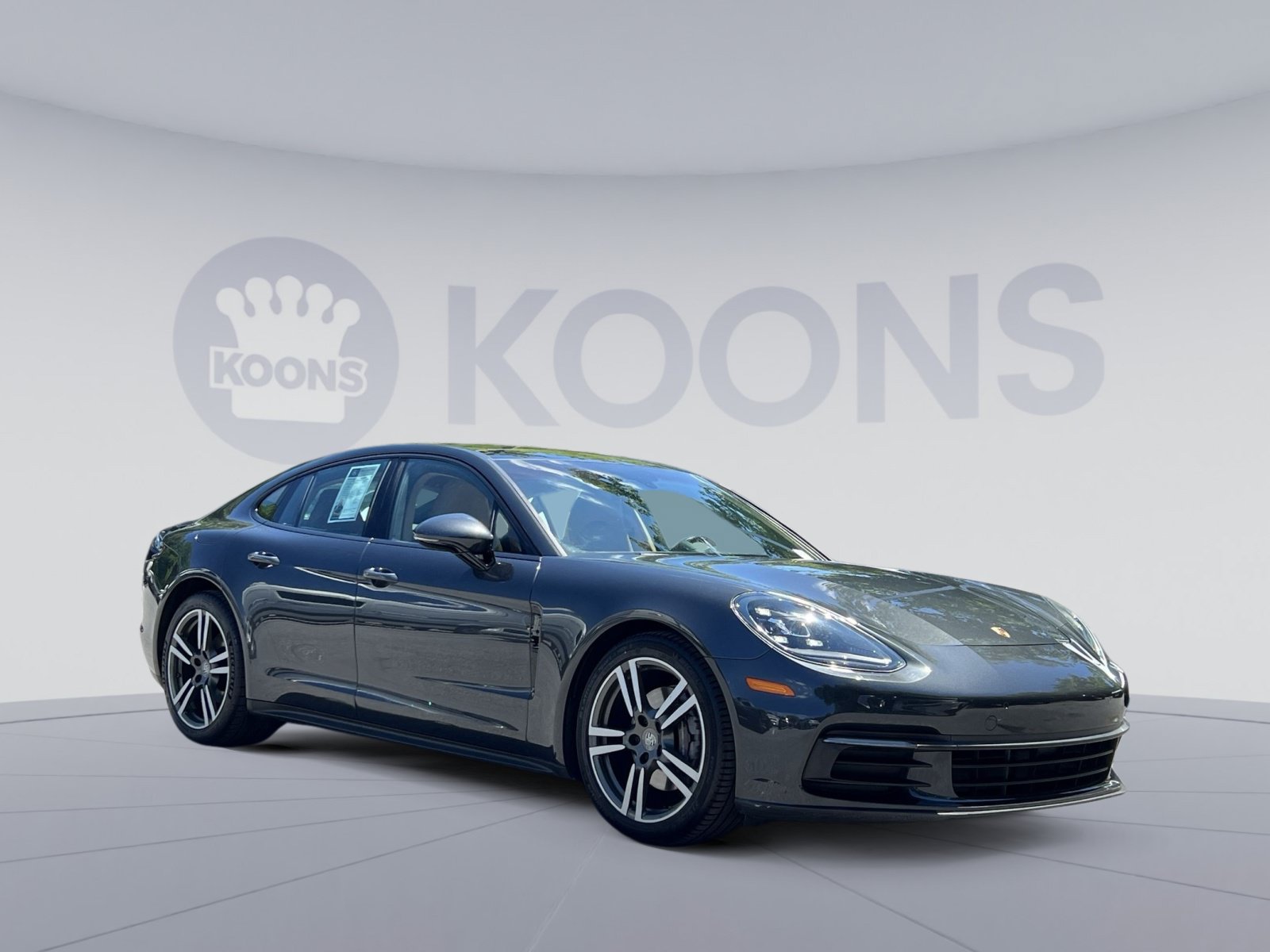 Used 2018 Porsche Panamera RWD image 2