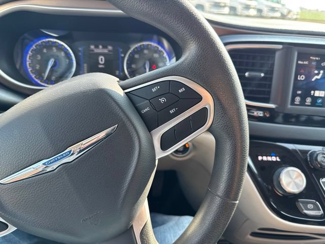 Used 2018 Chrysler Pacifica Touring Plus w/ Tire & Wheel Group FWD image 37