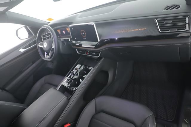 Used 2025 Volkswagen Atlas Cross Sport SEL R-Line AWD/4WD image 32