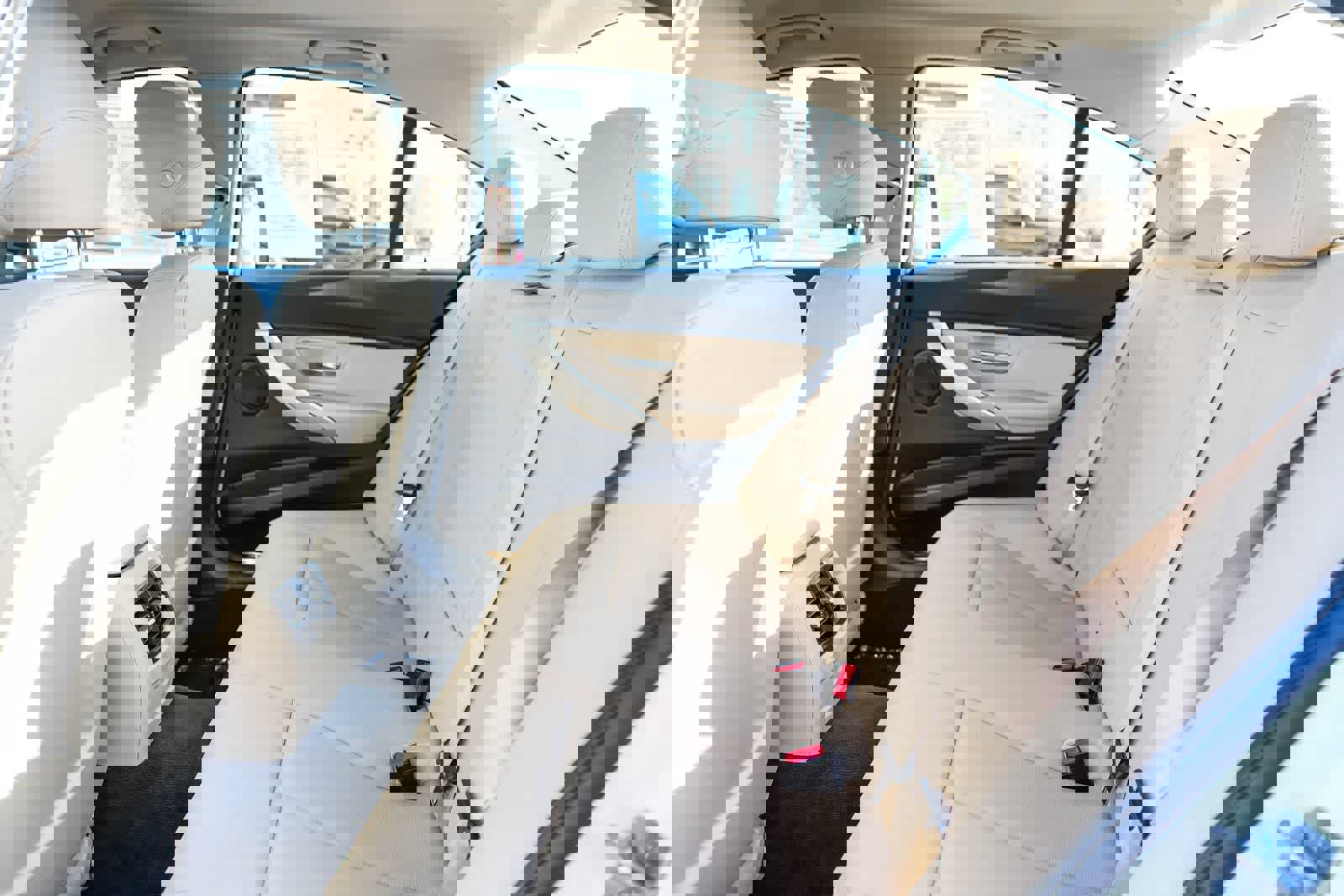 Used 2018 BMW 320i Sedan RWD image 19