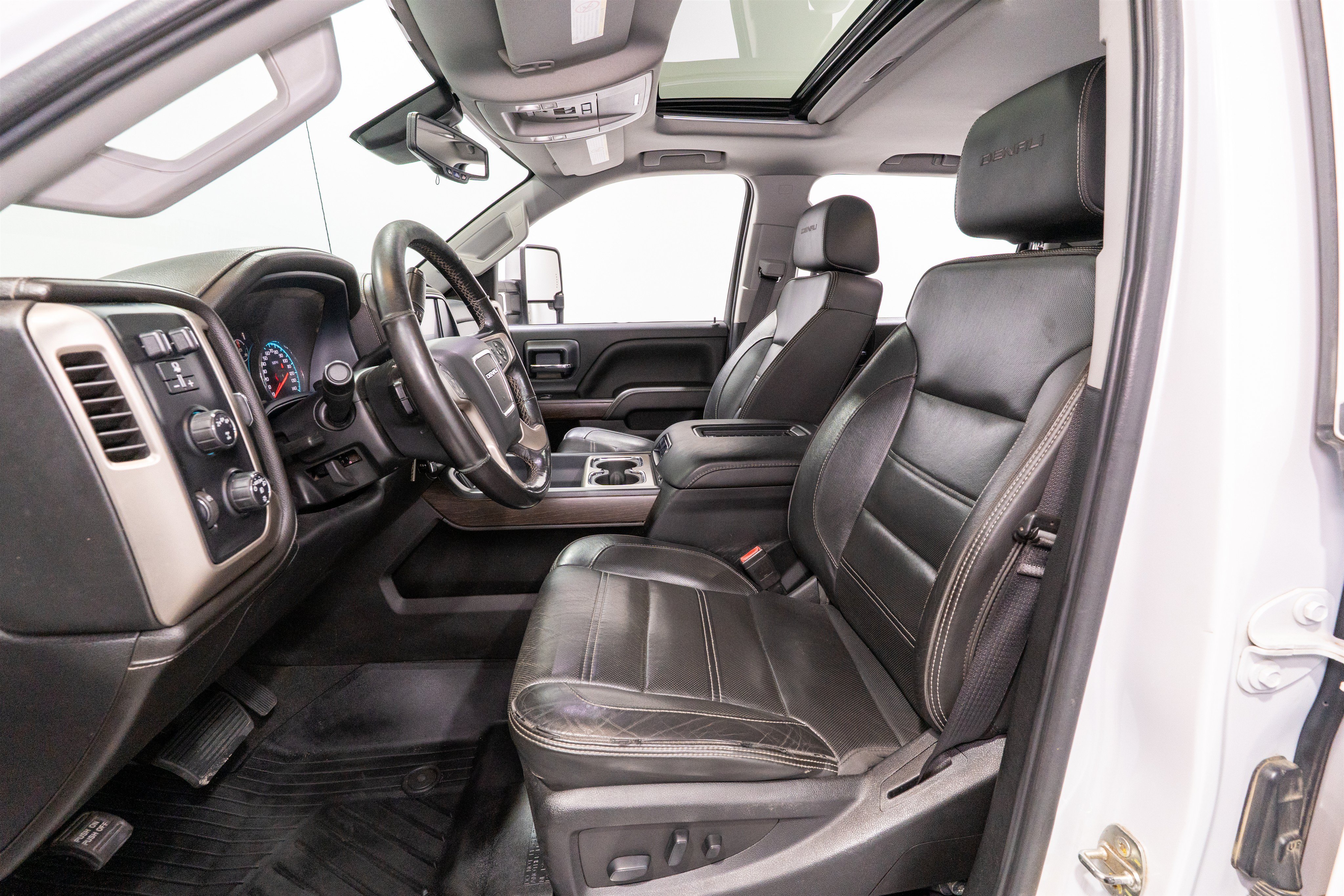 Used 2019 GMC Sierra 2500 Denali w/ Duramax Plus Package AWD/4WD image 17