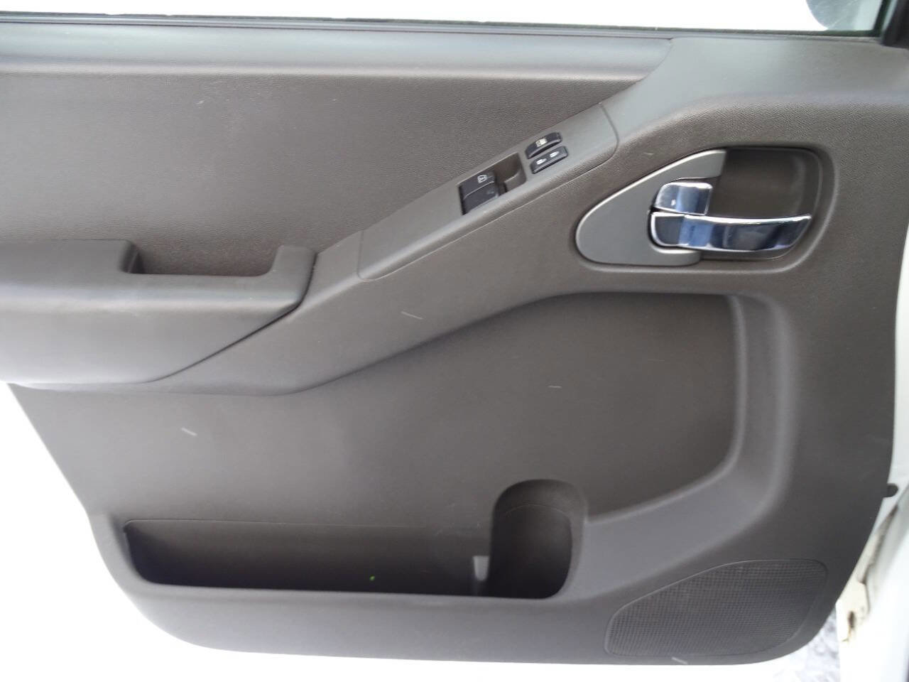 Used 2013 Nissan Frontier SV image 11