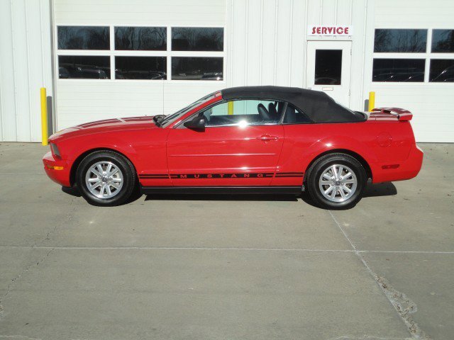 Used 2006 Ford Mustang Convertible image 1