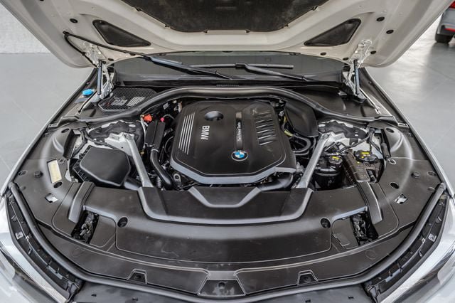Used 2018 BMW 740i xDrive AWD/4WD image 17
