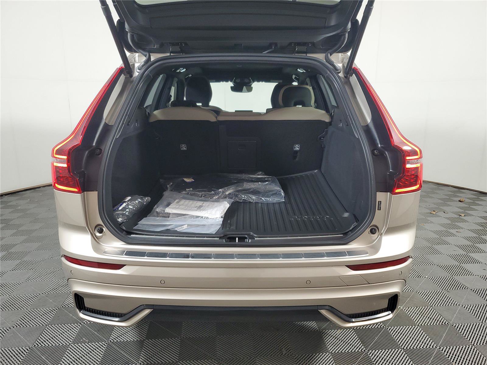 Certified 2026 Volvo XC60 B5 Plus w/ Protection Package Premier AWD/4WD image 9