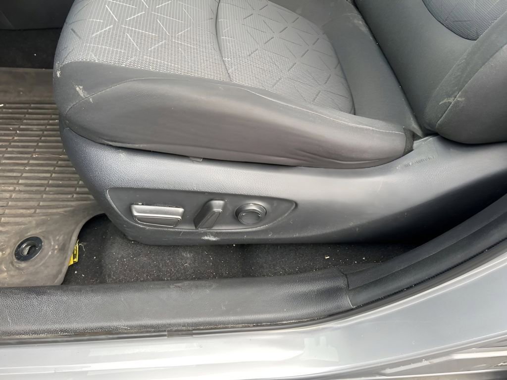 Used 2021 Toyota RAV4 XLE image 21