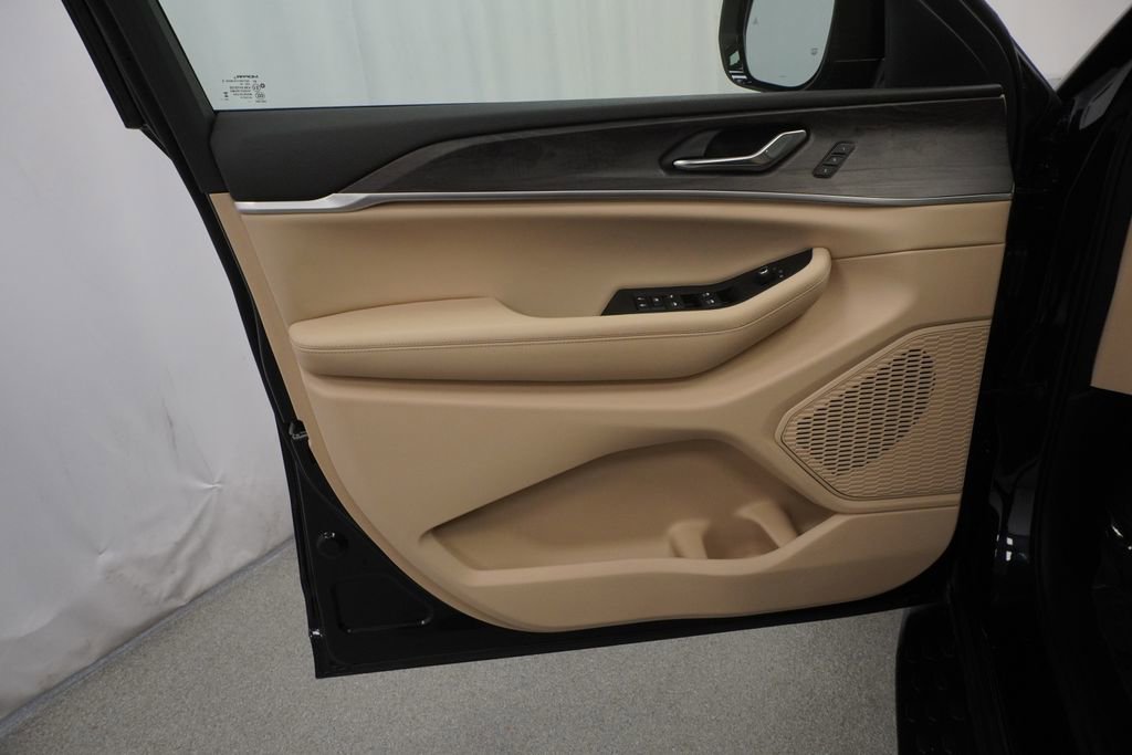 Certified 2024 Jeep Grand Cherokee Limited w/ Black Appearance Package image 41