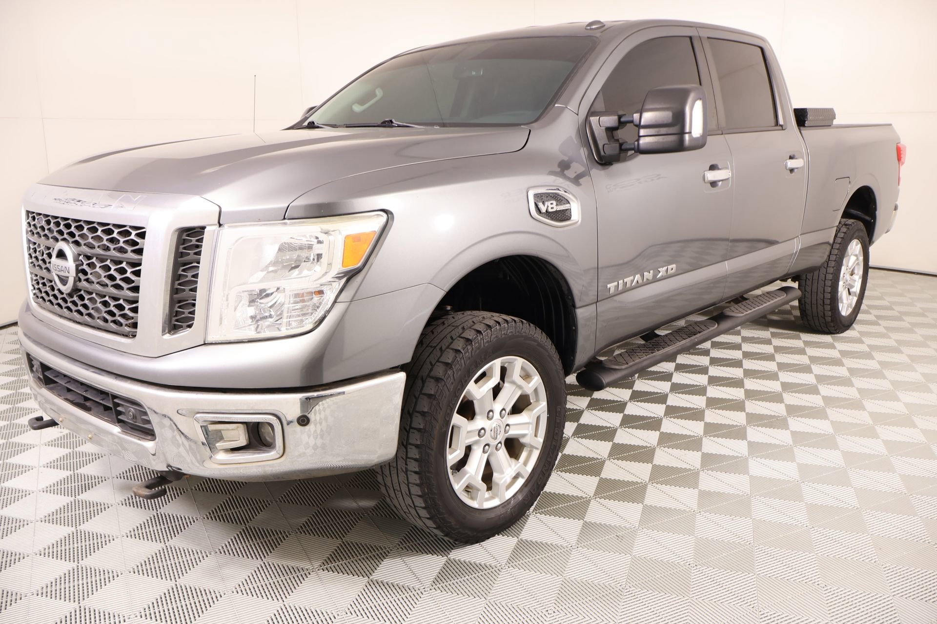 Used 2017 Nissan Titan SV w/ Heavy Duty GAWR Package AWD/4WD image 9