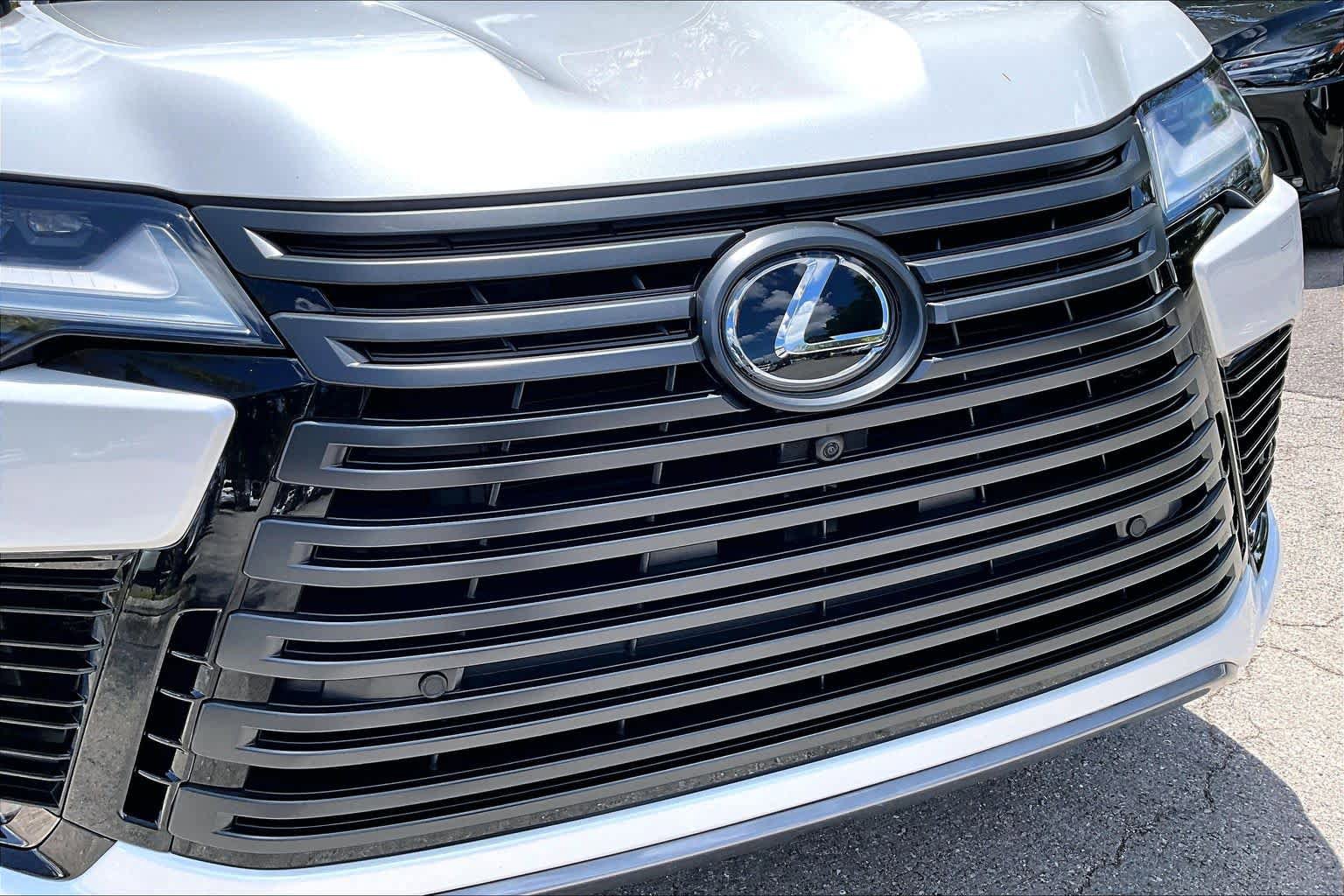 Used 2025 Lexus LX 700h Overtrail w/ Accessory Package (Z1) AWD/4WD image 30