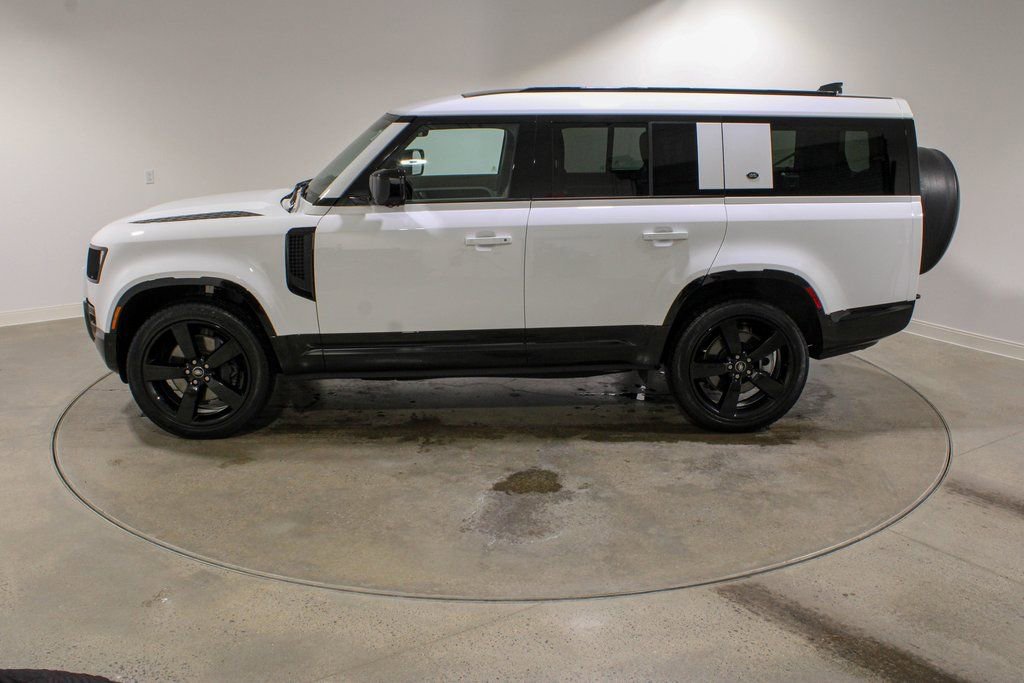 Used 2024 Land Rover Defender 130 X-Dynamic SE image 2