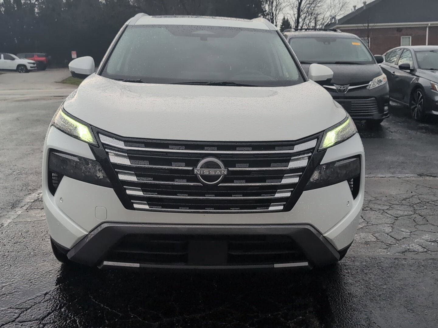 Used 2025 Nissan Rogue SL w/ Tech Package image 5