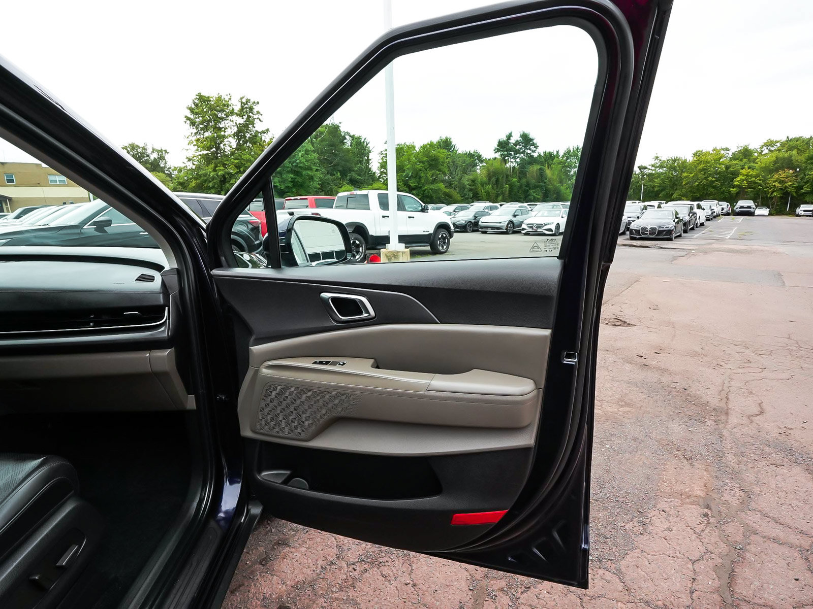 Used 2025 Kia Carnival EX FWD image 13