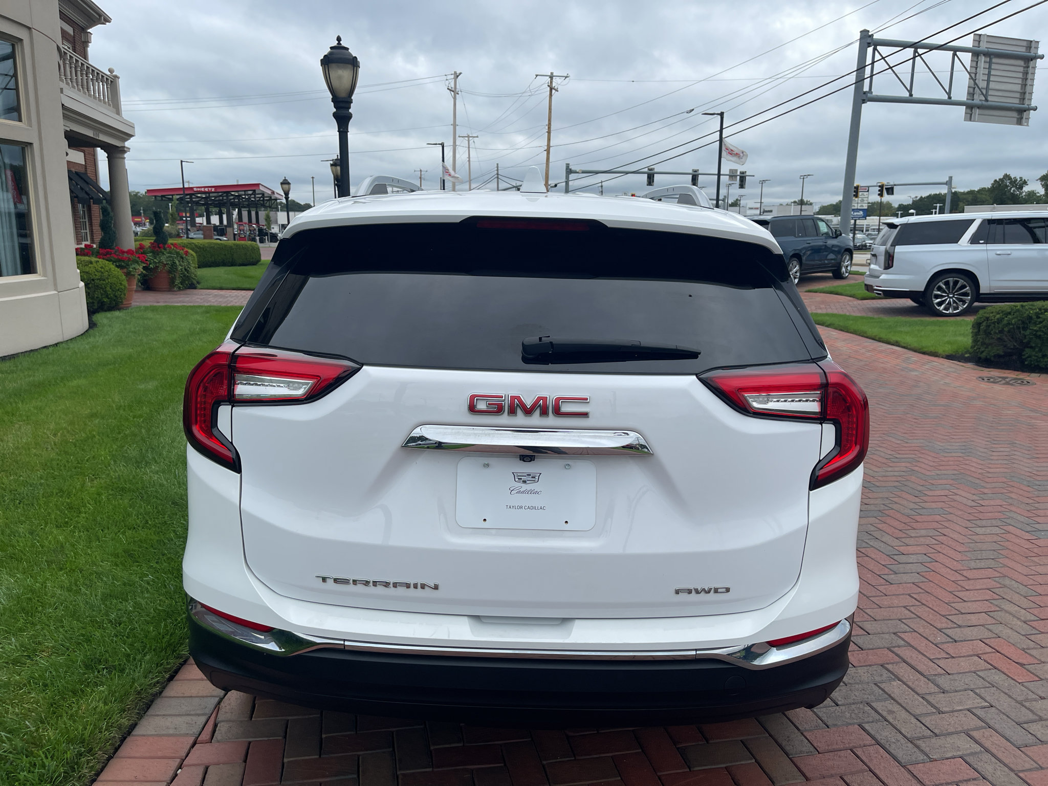 Used 2023 GMC Terrain SLT AWD/4WD image 9
