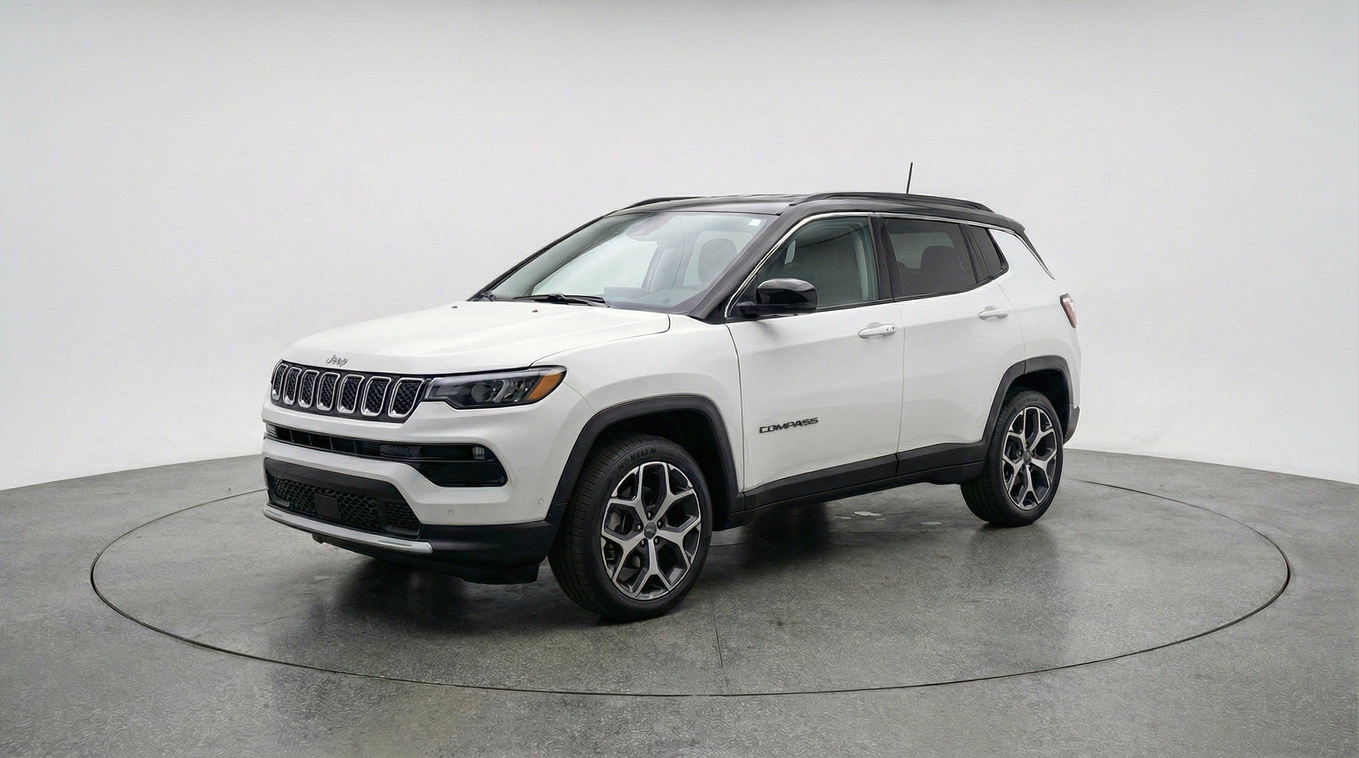 Used 2025 Jeep Compass Limited AWD/4WD image 3