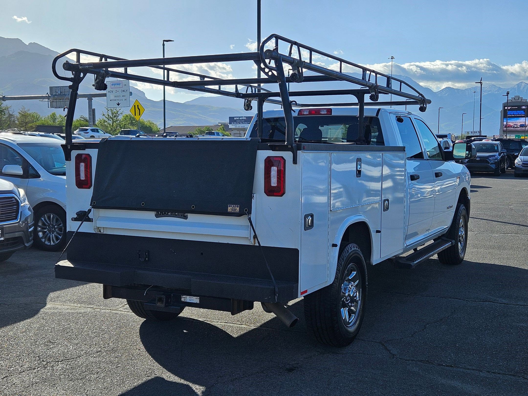 Used 2022 RAM 3500 Tradesman w/ Chrome Appearance Group AWD/4WD image 3