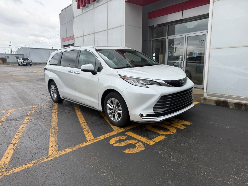 Used 2023 Toyota Sienna Limited image 3