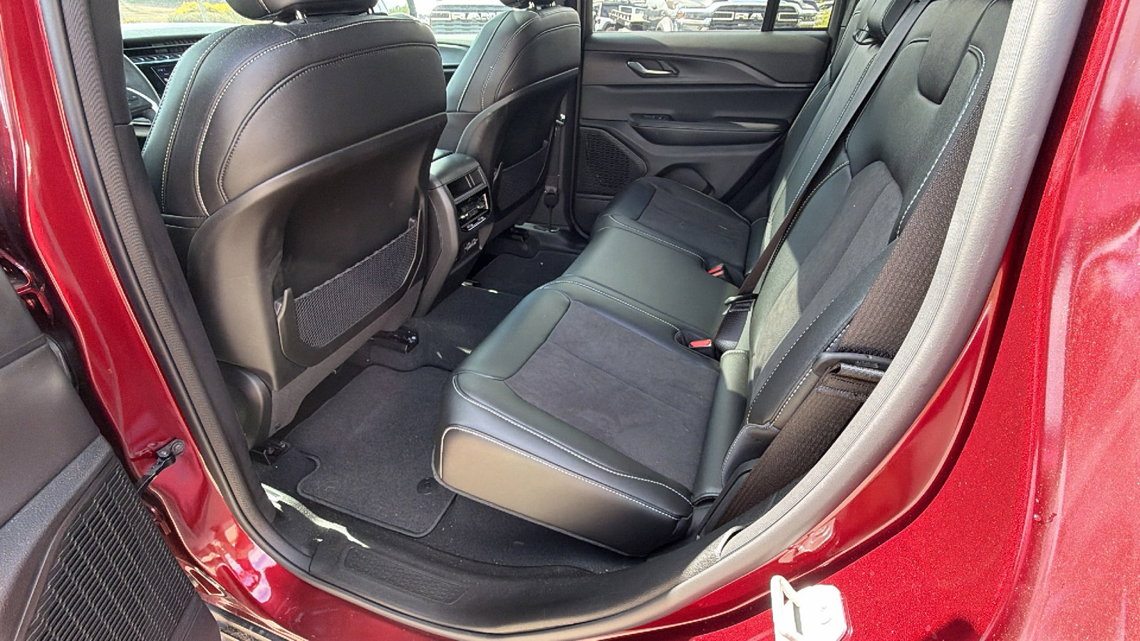 Certified 2024 Jeep Grand Cherokee Altitude image 24