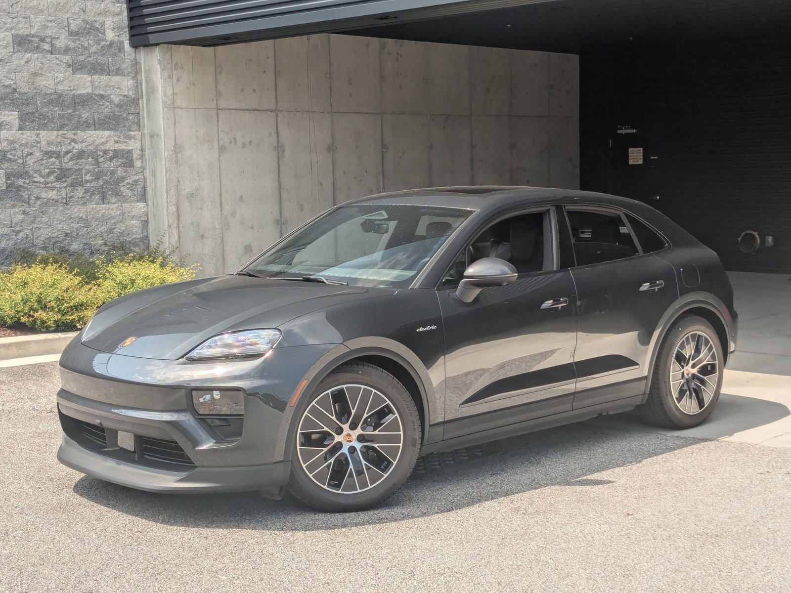 Certified 2025 Porsche Macan 4 Electric AWD/4WD image 1