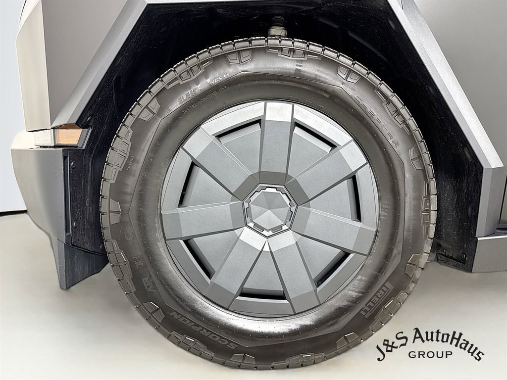 Used 2025 Tesla Cybertruck AWD Crew Cab image 38