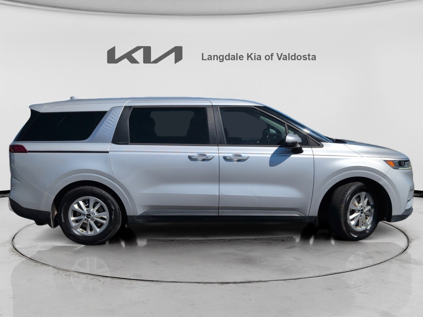 Used 2023 Kia Carnival LX image 3