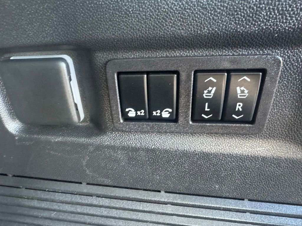 Used 2023 GMC Yukon SLT w/ SLT Premium Package image 6