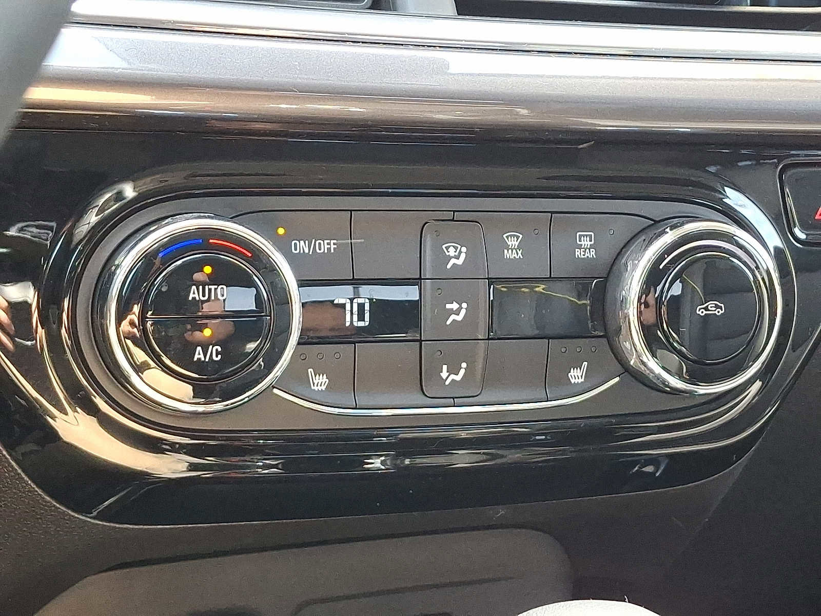 Used 2025 Chevrolet Trax ACTIV FWD image 16