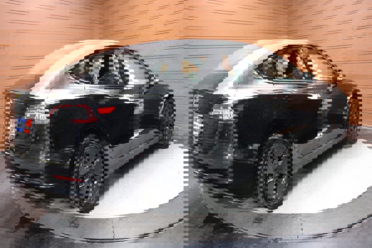 Used 2023 Tesla Model 3 Standard Range image 19