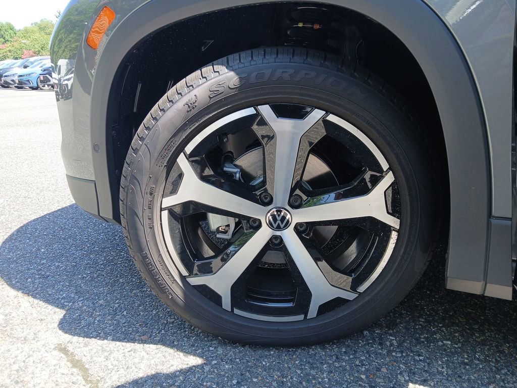 Used 2025 Volkswagen Tiguan SE image 25