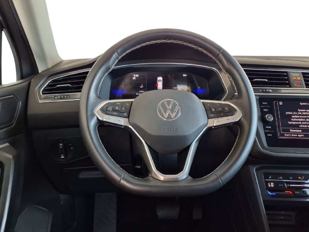 Used 2023 Volkswagen Tiguan SE w/ Panoramic Sunroof Package FWD image 18