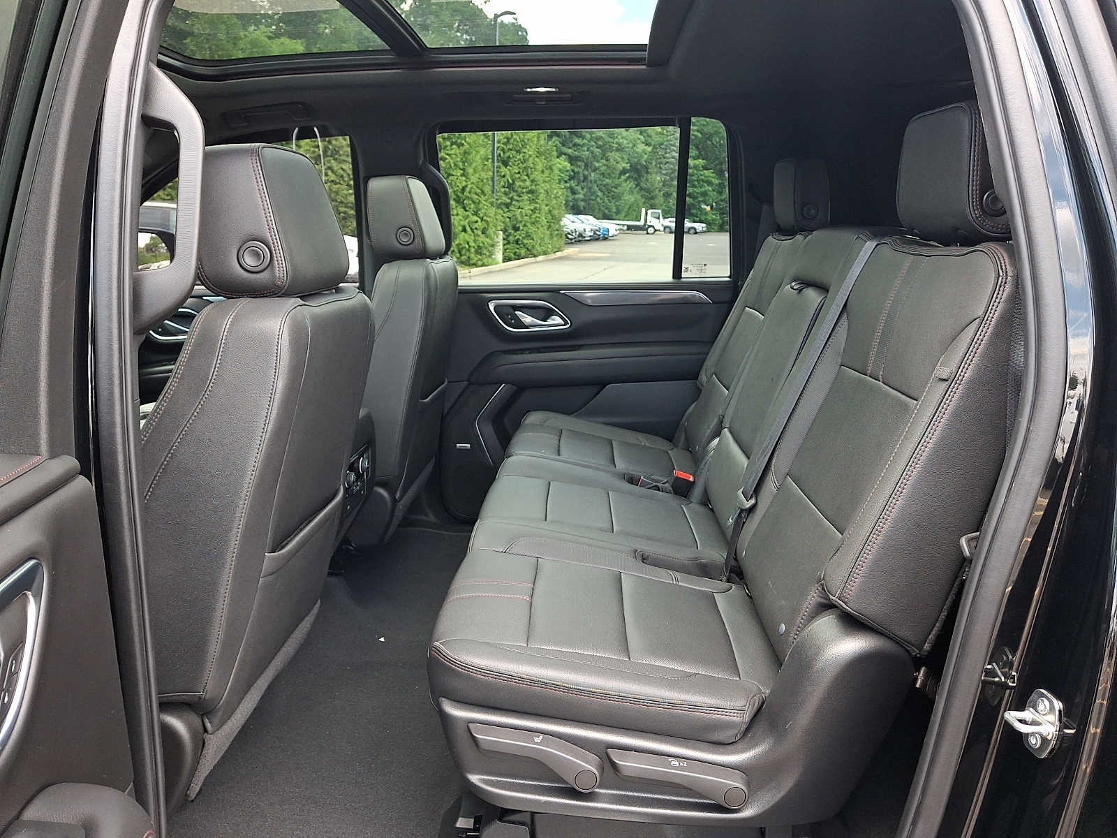 Used 2022 Chevrolet Suburban RST w/ Luxury Package AWD/4WD image 10