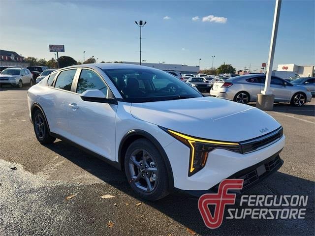 New 2025 Kia K4 LXS image 1