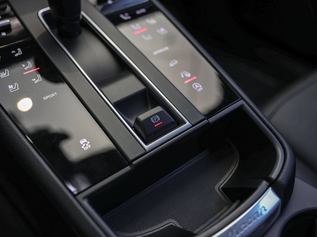 Certified 2026 Porsche Macan AWD/4WD image 26