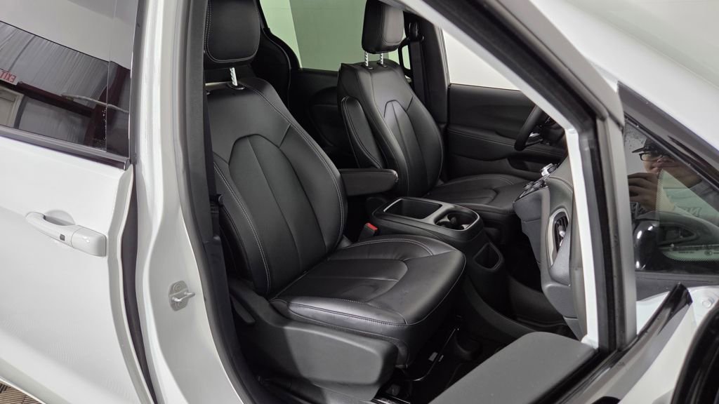 Used 2026 Chrysler Pacifica Select image 38