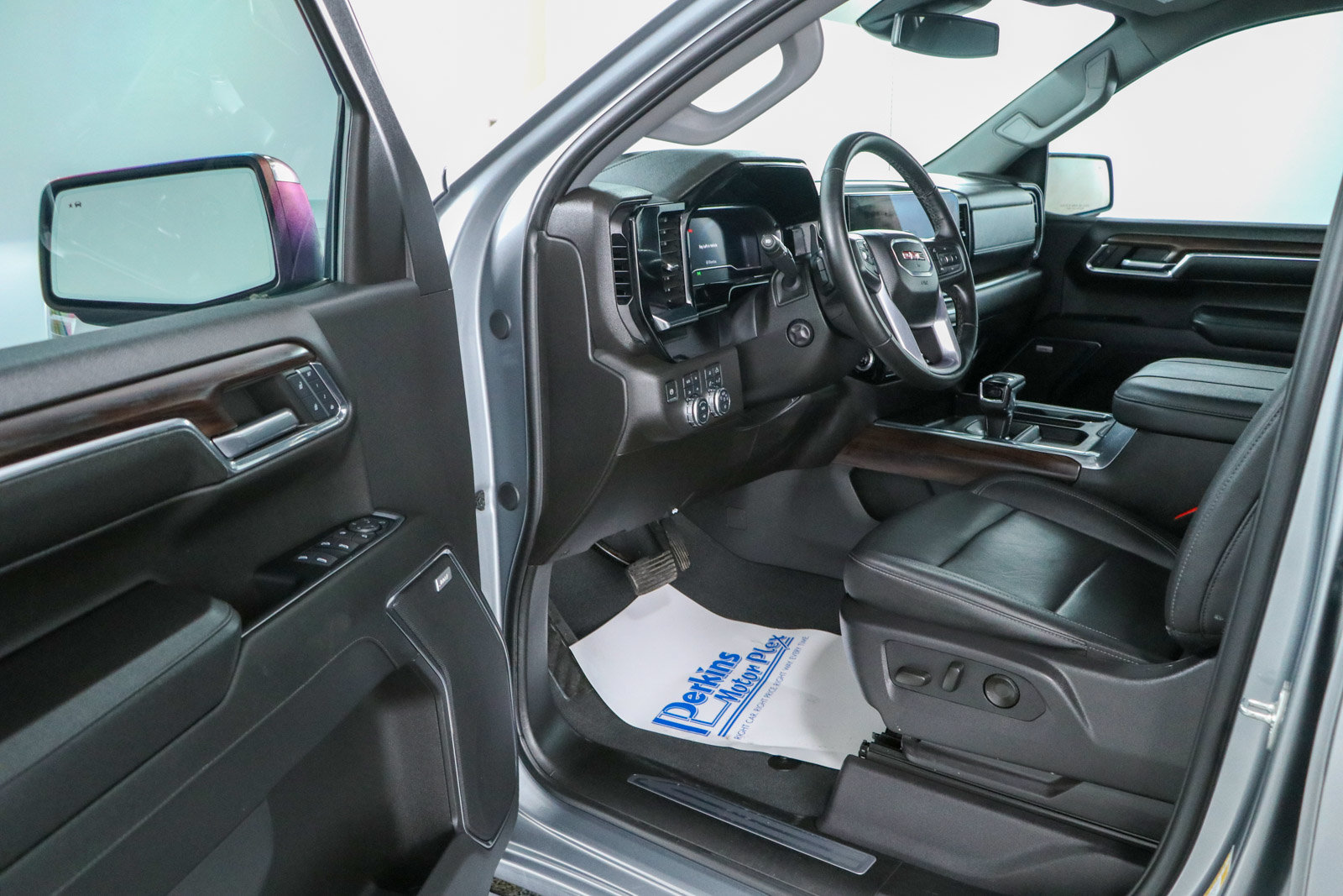 Used 2024 GMC Sierra 1500 SLT w/ SLT Premium Plus Package AWD/4WD image 3