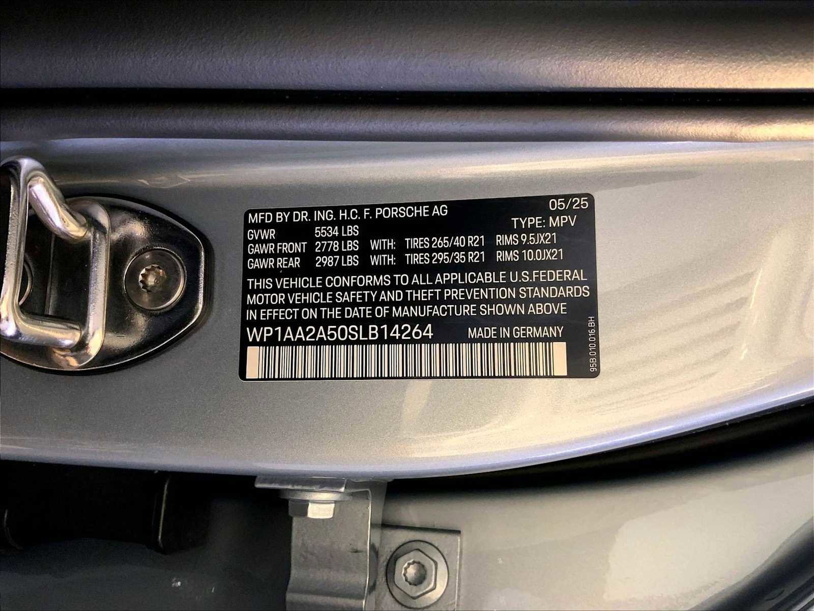 Certified 2025 Porsche Macan image 36