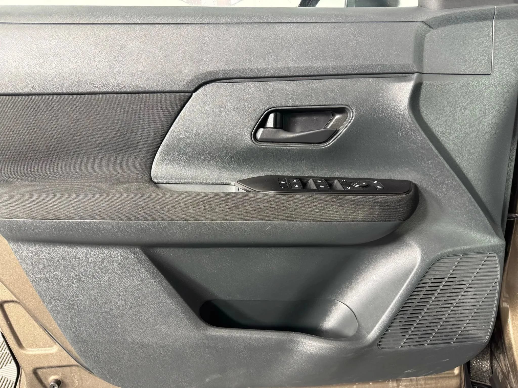Used 2025 Nissan Kicks S AWD/4WD image 34