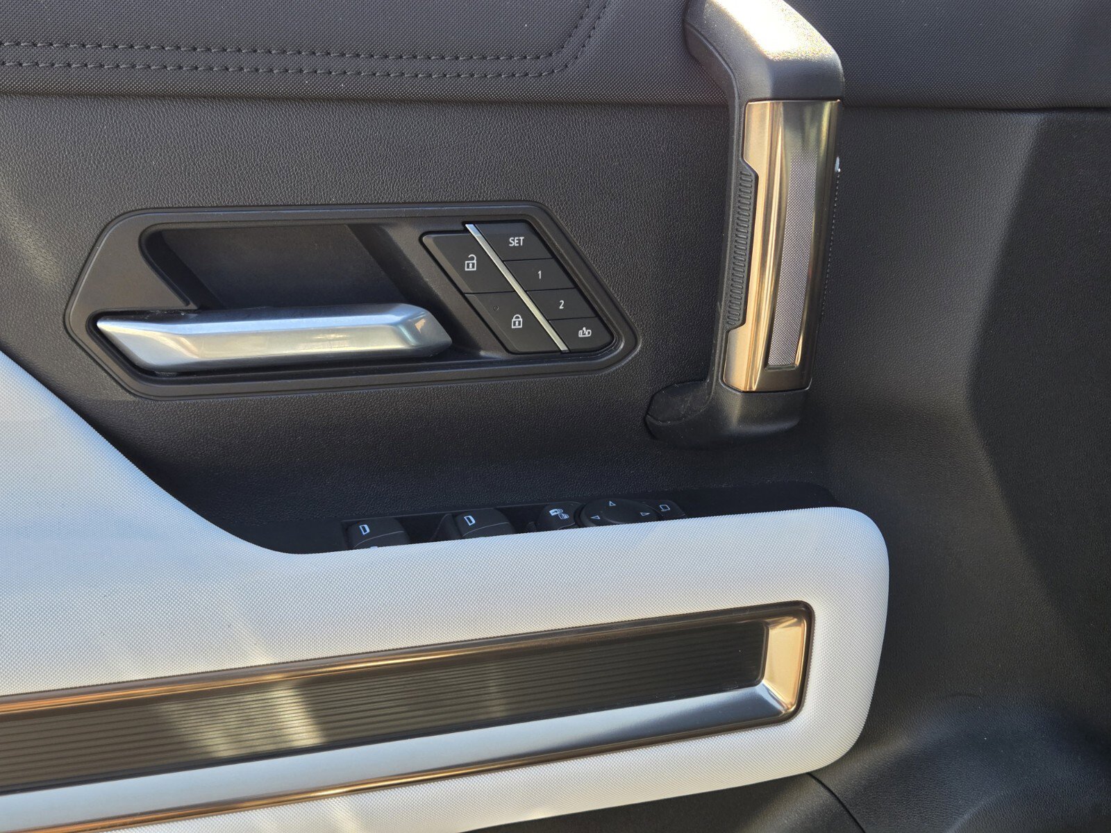 Used 2025 GMC Hummer EV 2X AWD/4WD image 17